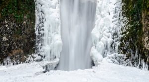 These 9 Photos Of A Frozen Multnomah Falls Will Take Your Breath Away