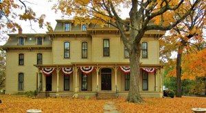 The Charming Small Town in Illinois That’s Perfect For A Fall Day Trip