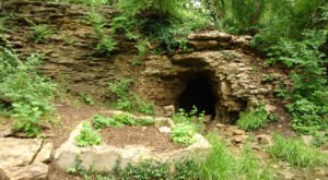 Hiking To This Aboveground Cave Near Kansas City Will Give You A Surreal Experience