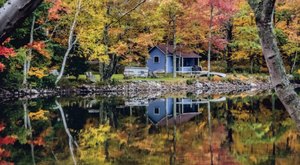 The Charming Small Town in Maine That’s Perfect For A Fall Day Trip