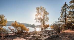 The One Hikeable Lake In Northern California That’s Simply Breathtaking In The Fall