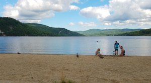 The One Pristine Inland Beach In Vermont That Will Make You Swear You’re On The Coast 